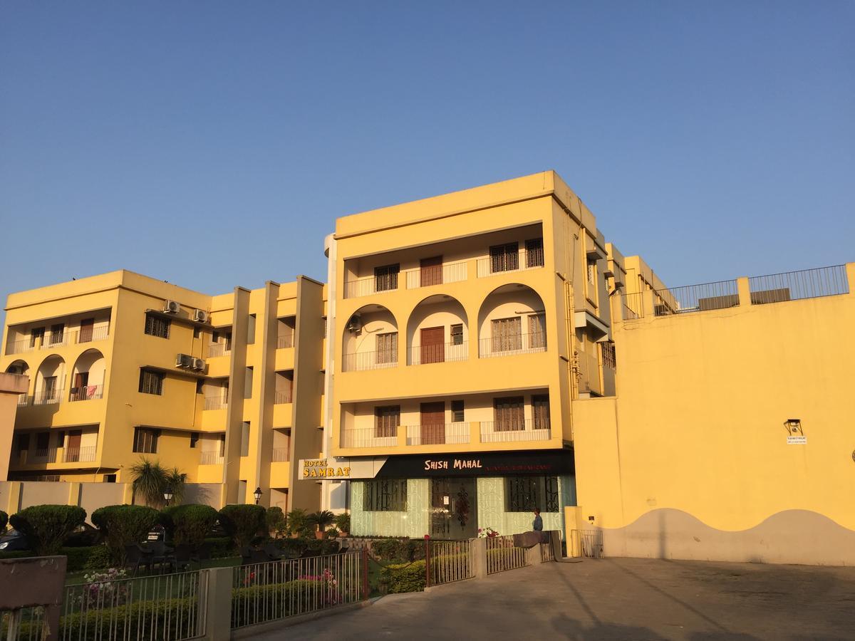 Hotel Samrat Baharampur Kültér fotó